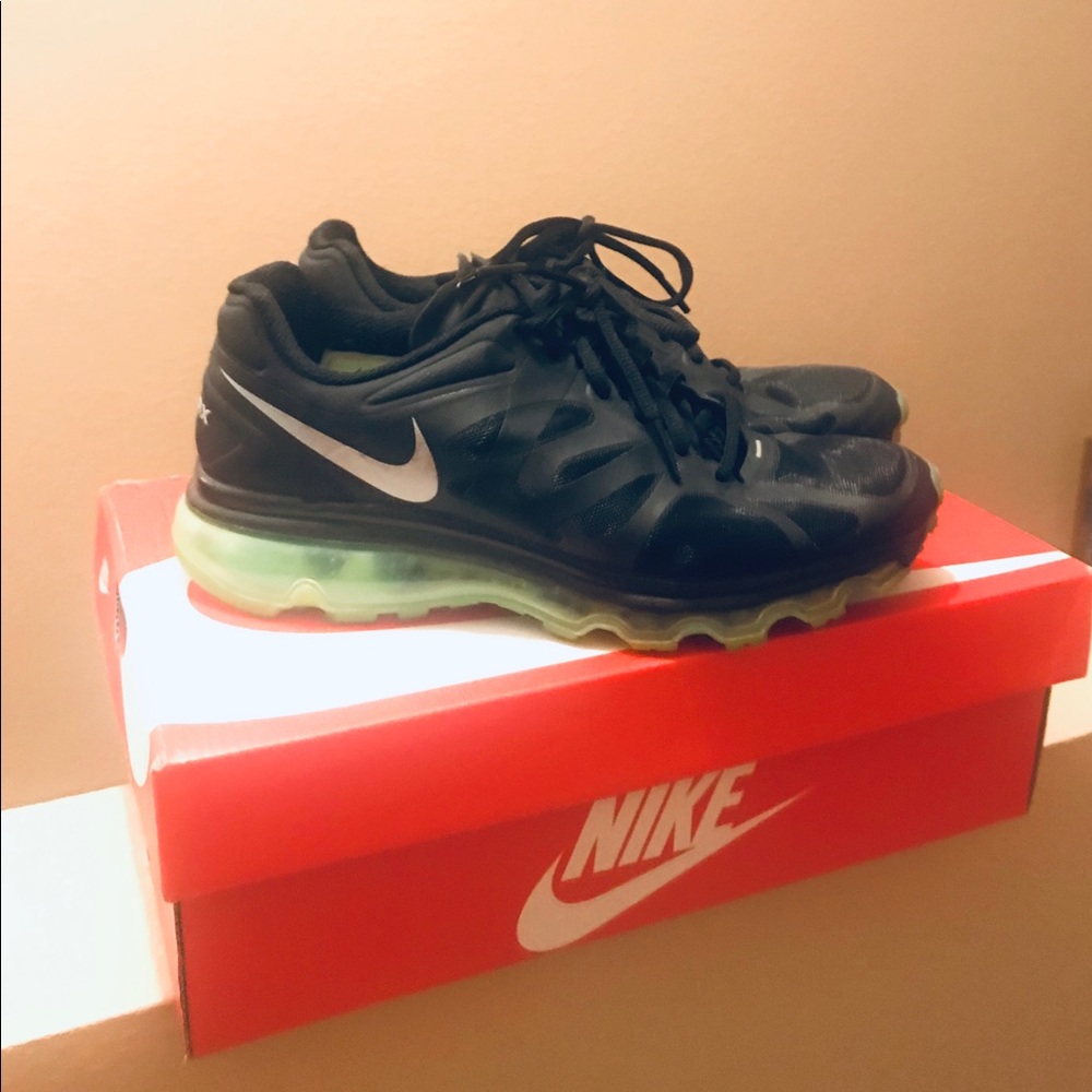 Women’s Nike sneakers size 7. Lime green & Black